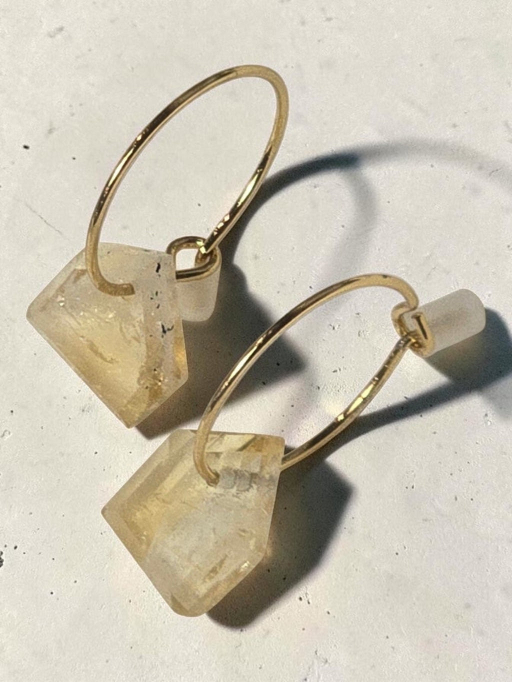 reveriebygemma gold-plated mini hoop earrings featuring raw-cut geometric citrine gemstone droplets.