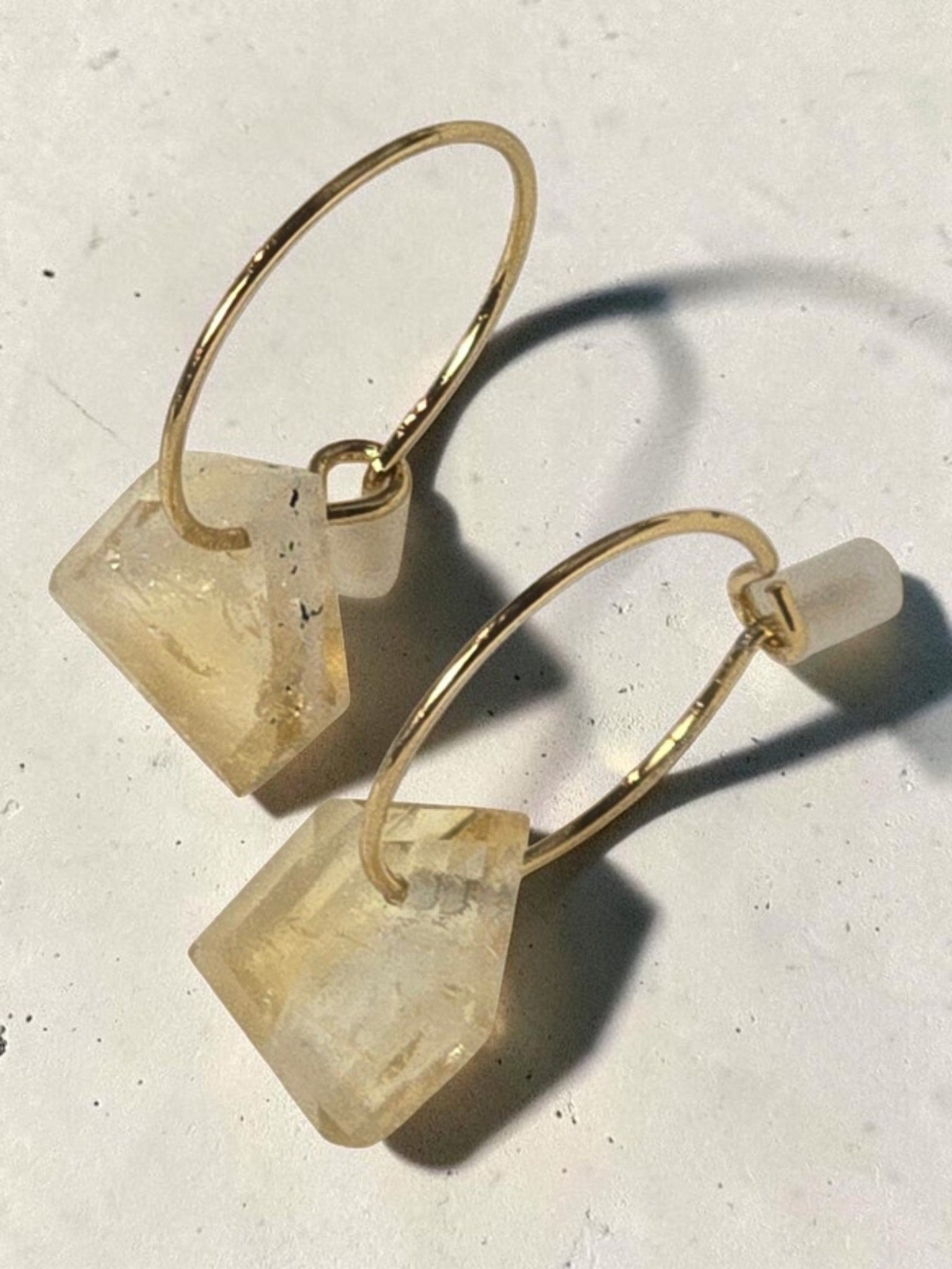reveriebygemma gold-plated mini hoop earrings featuring raw-cut geometric citrine gemstone droplets.